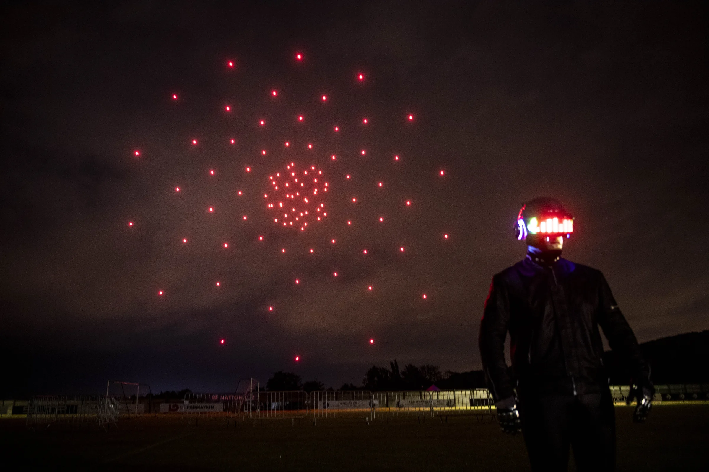 Spectacle de drones rouges organisé par FOR7 pour les 60 ans du Groupe Fontanel
