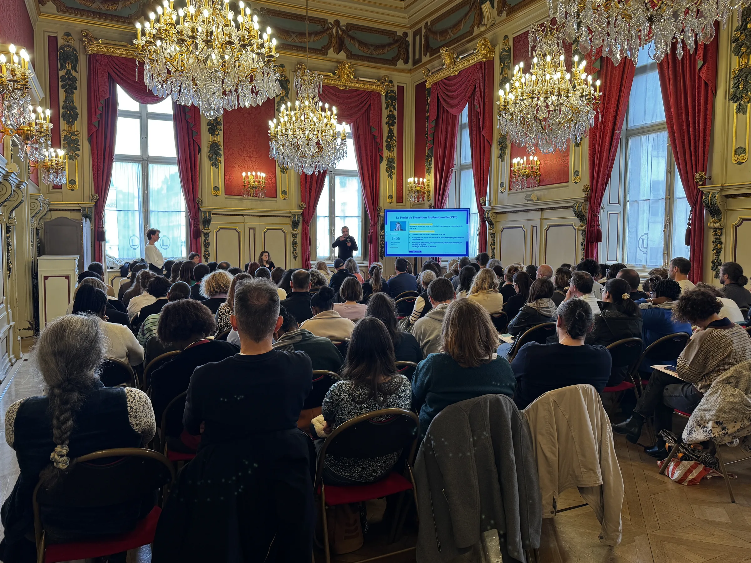 Conférence organisée par FOR7 devant un public à l’Hôtel de Ville de Lyon