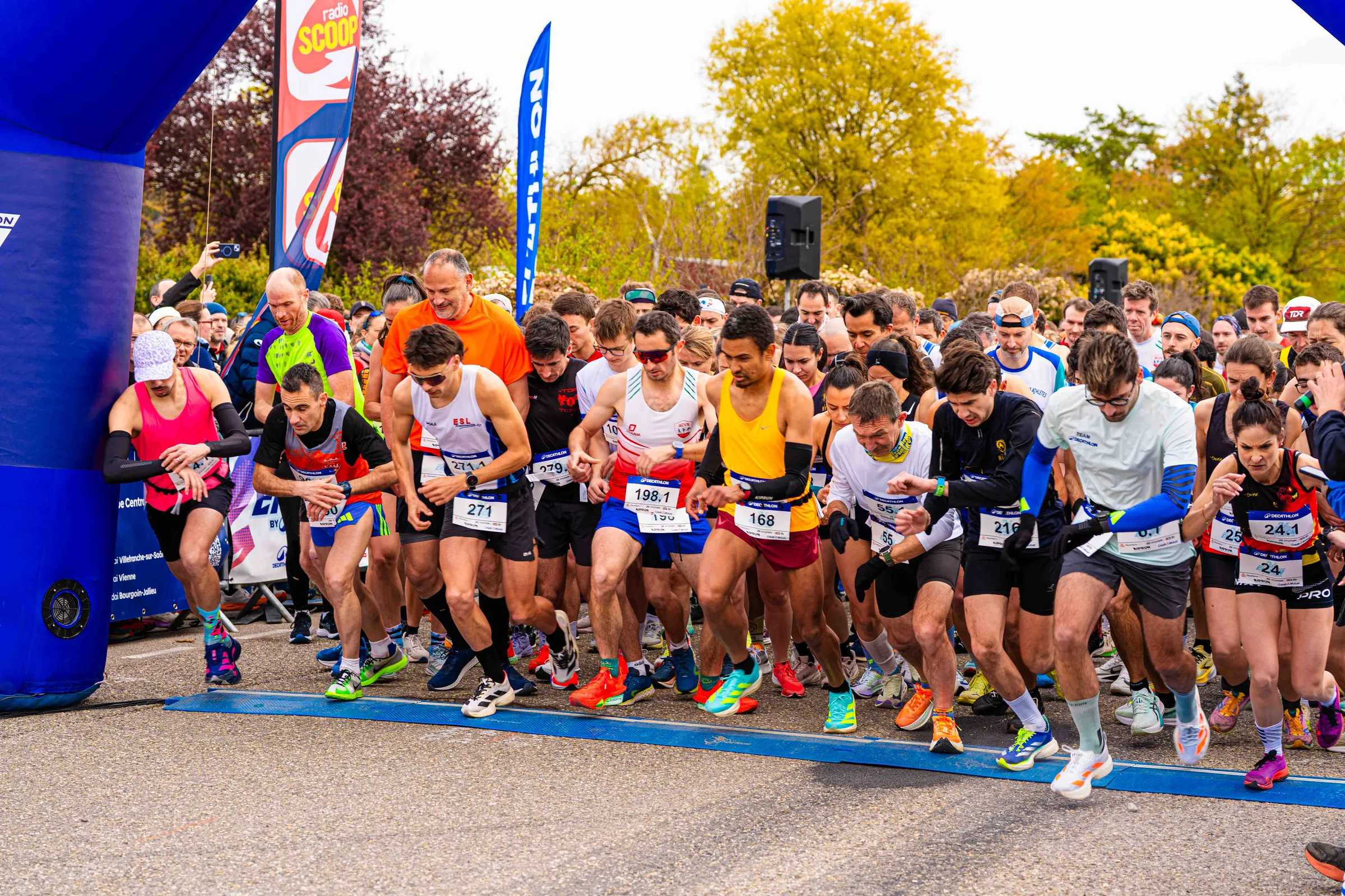 Départ de la course relais Ekiden entreprises organisée par FOR7