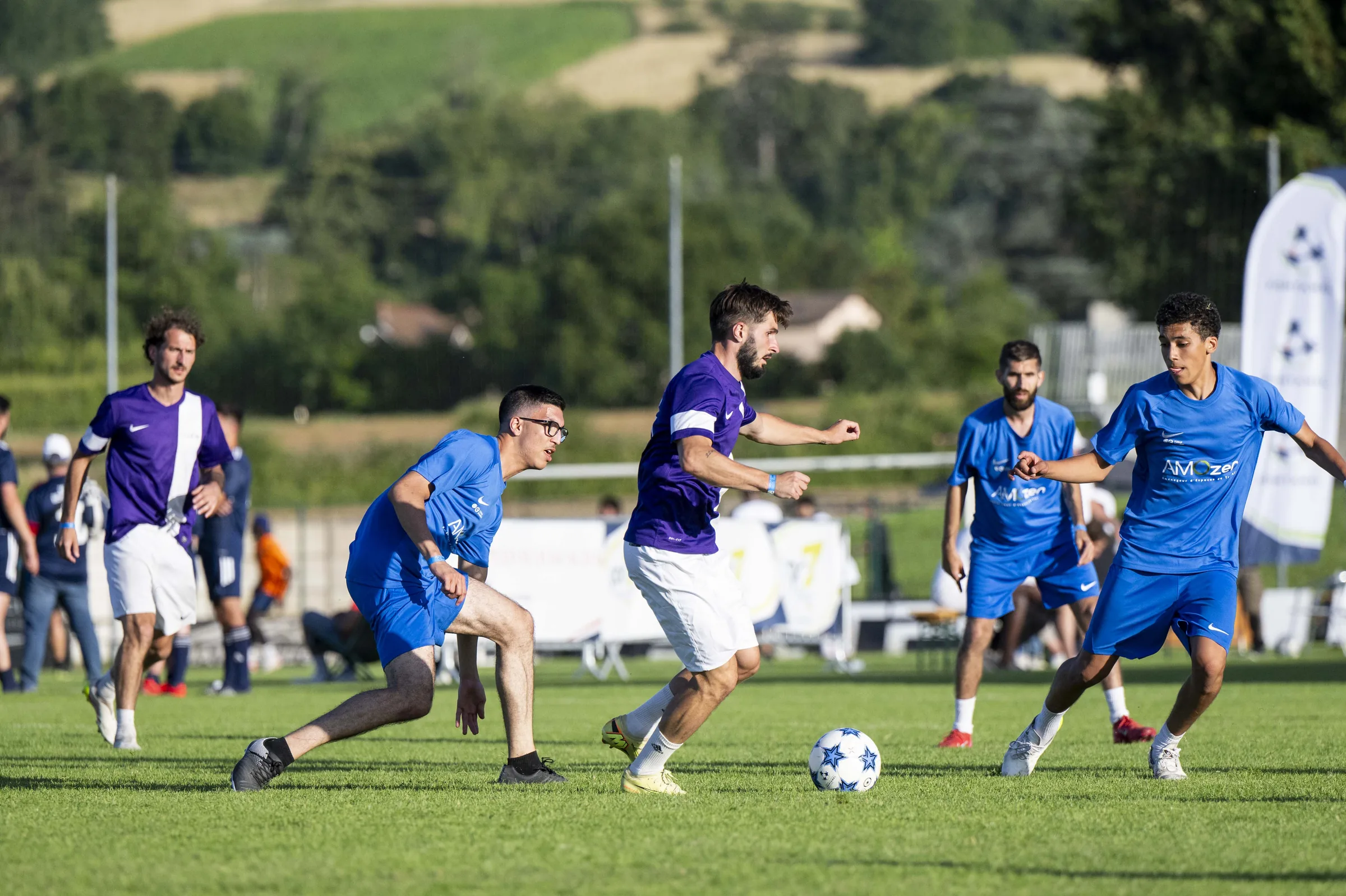 Action de match pendant un tournoi de football inter-entreprises organisé par FOR7