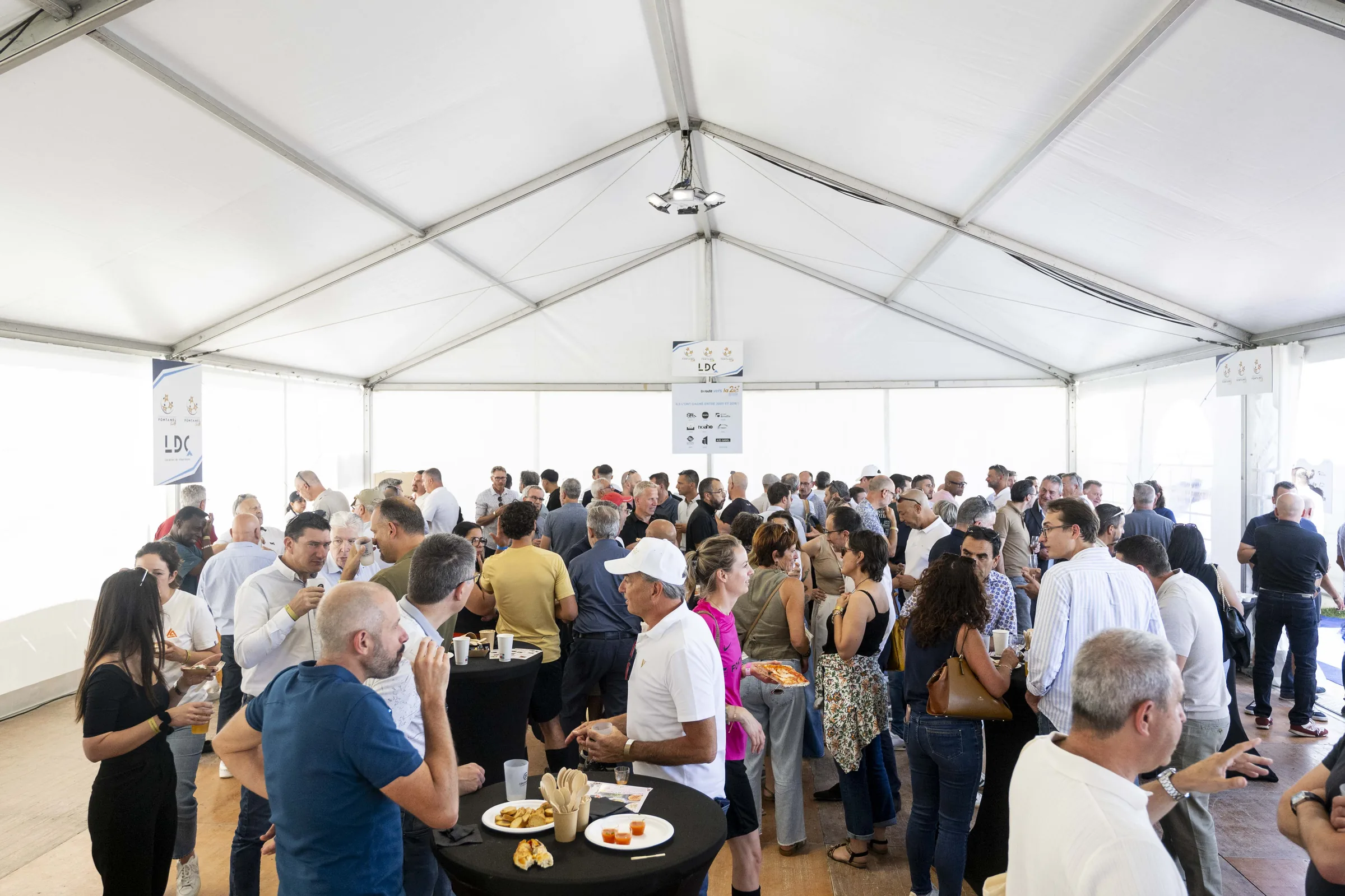 Cocktail après un tournoi de football inter-entreprises organisé par FOR7