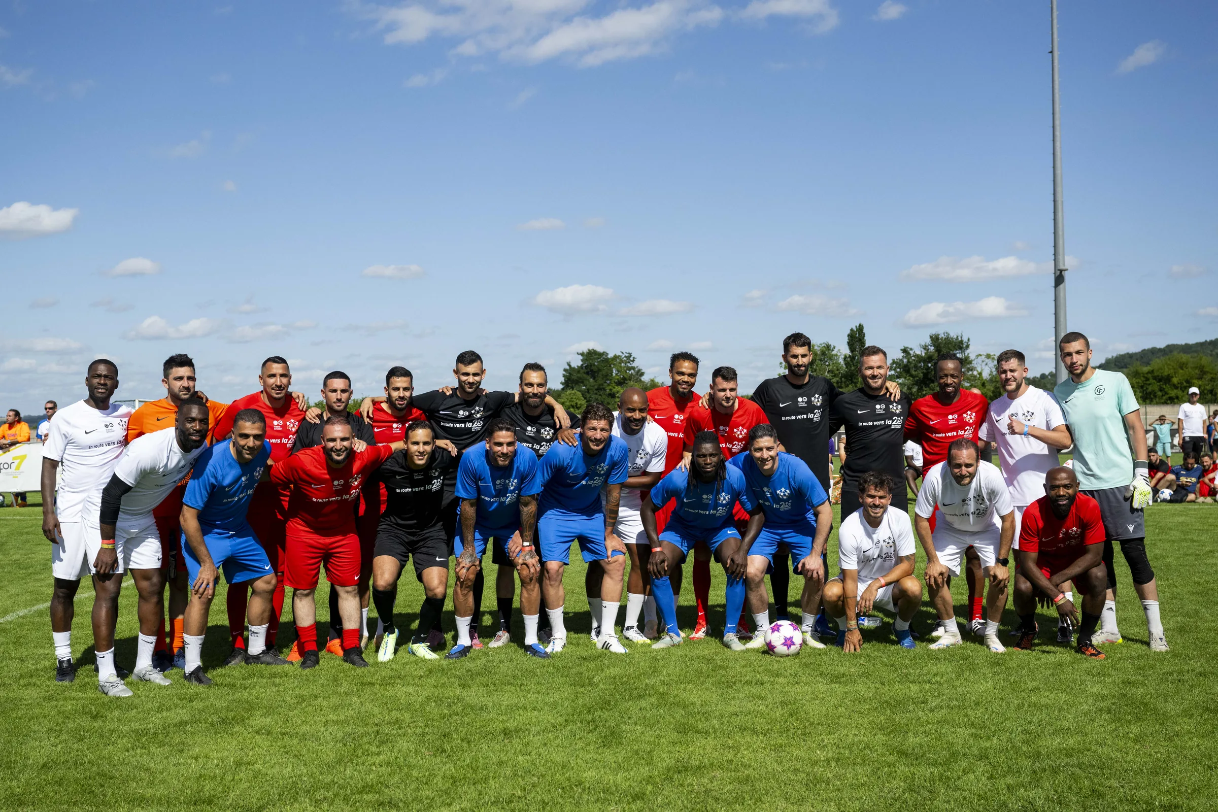 Équipes et anciens joueurs réunis lors d’un tournoi de football FOR7