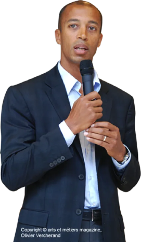 Stéphane Diagana prenant la parole au micro lors d’un événement FOR7